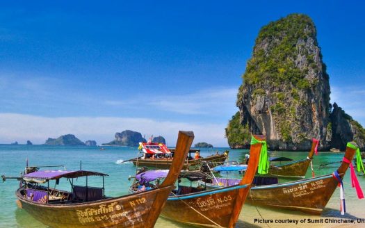 Strandbild mit Boot in Thailand